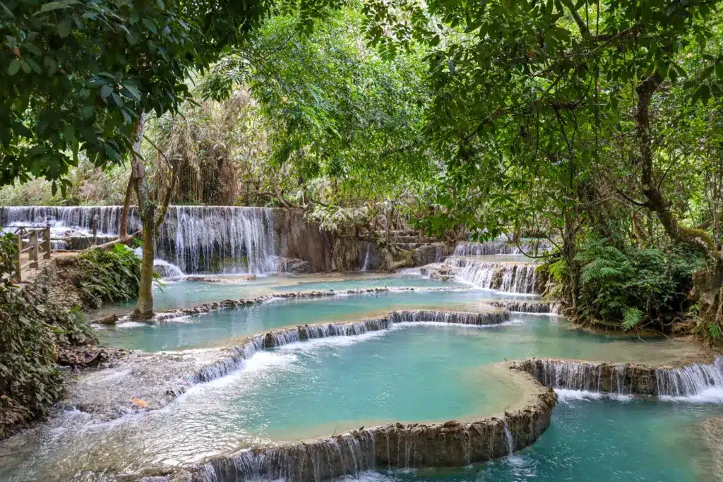 Kuang Si Wasserfall Stufen tuerkis