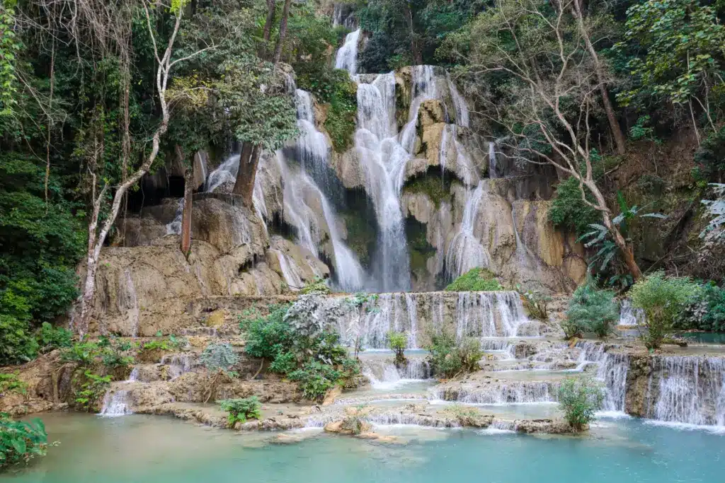 Kuang Si Wasserfall tuerkise Terrassen Luang Prabang Laos