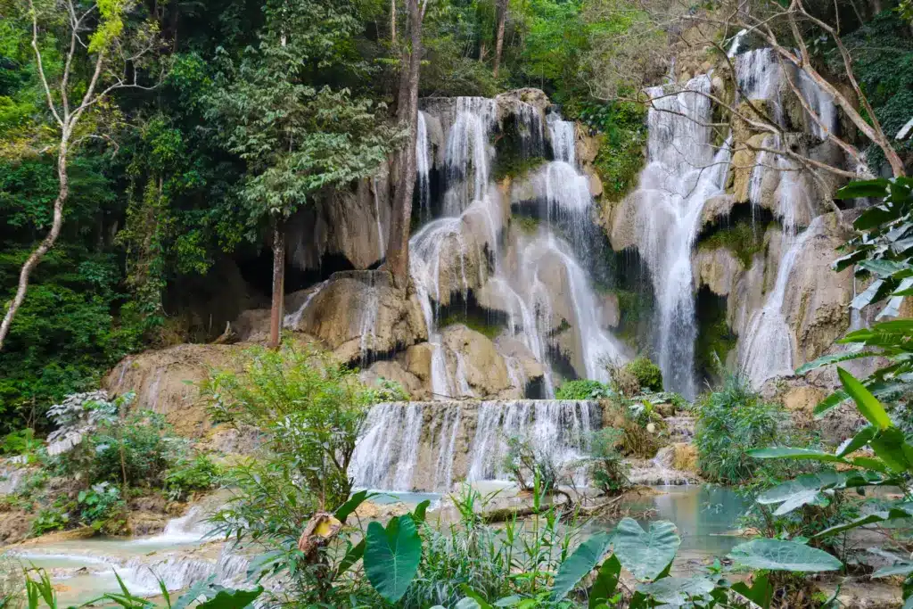 Kuang Si Wasserfall tuerkise Pools Luang Prabang Laos Baden