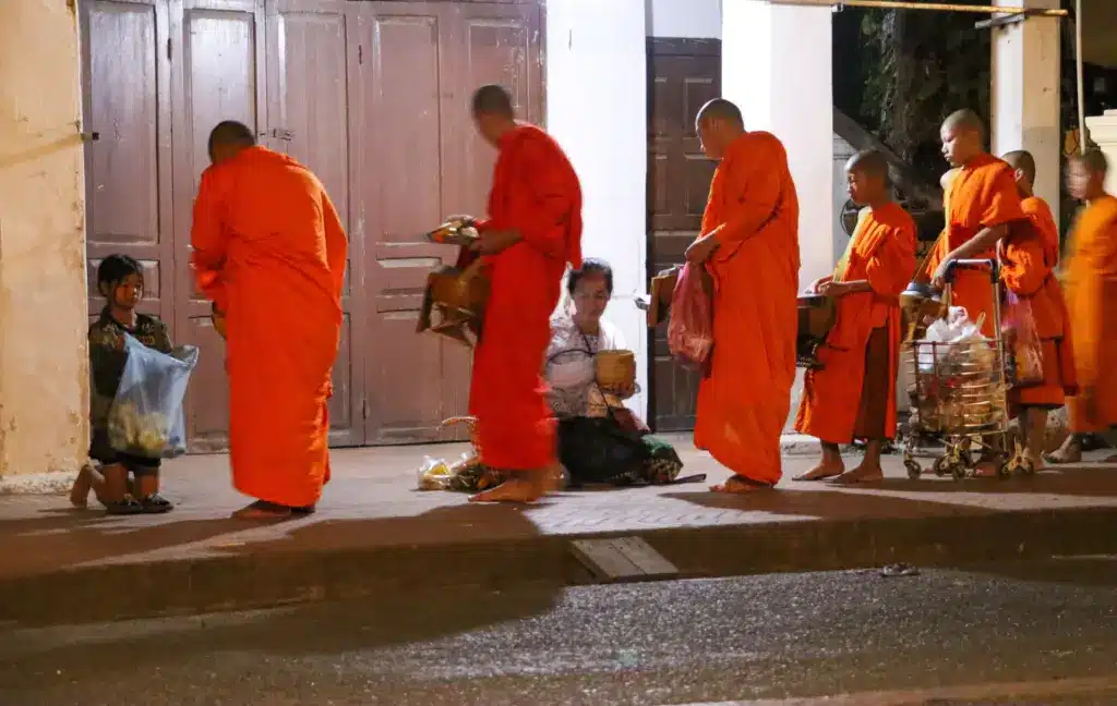 Moenche orange Roben Luang Prabang Laos Almosengang