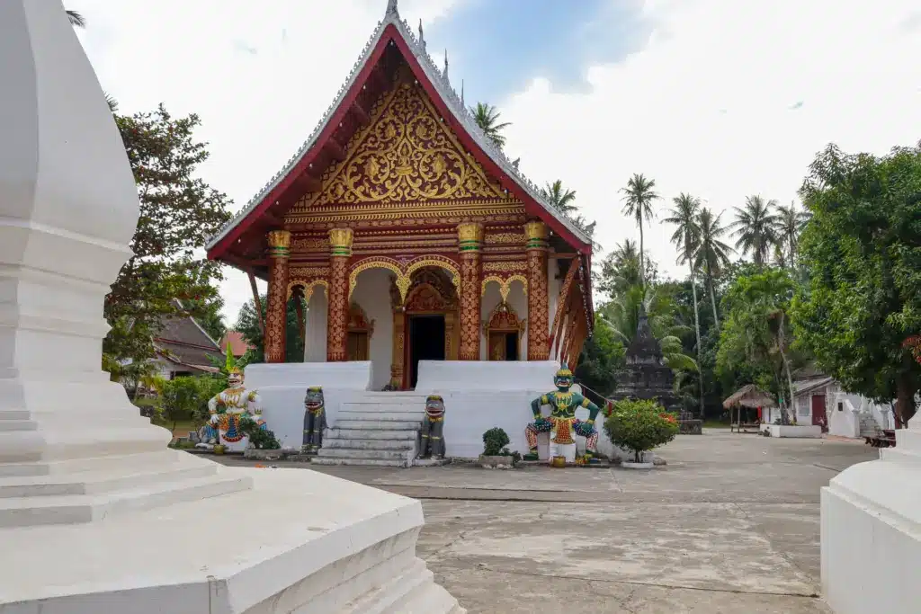 Buddhistischer Tempel Luang Prabang Laos rotes Dach