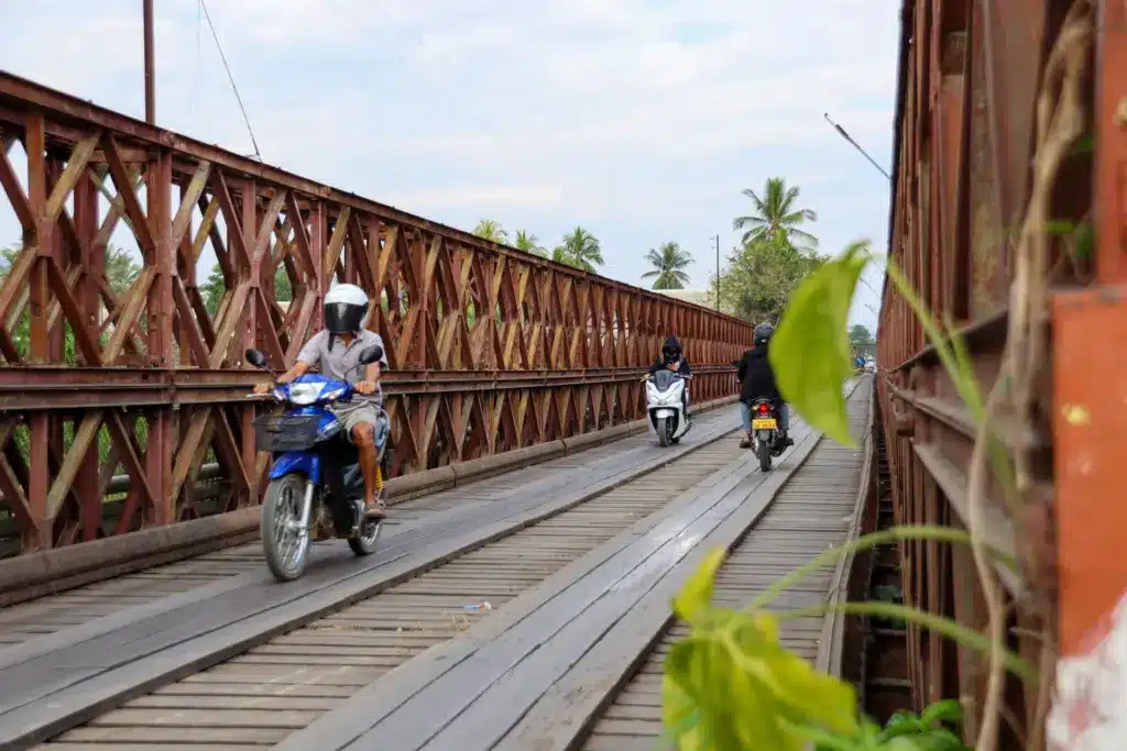 Motorroller Bambusbruecke Laos