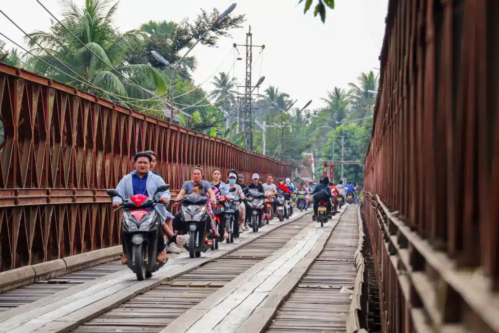Motorroller Strasse Schule Kinder Laos Dorf