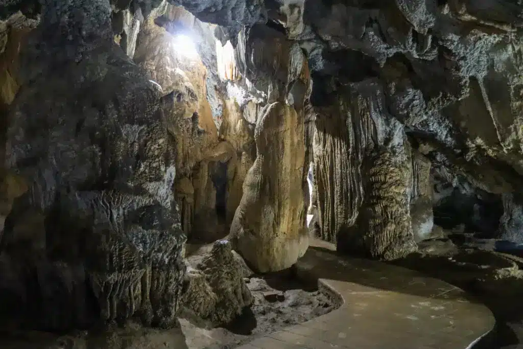 Tham Phu Kham Hoehle Eingang Vang Vieng Laos