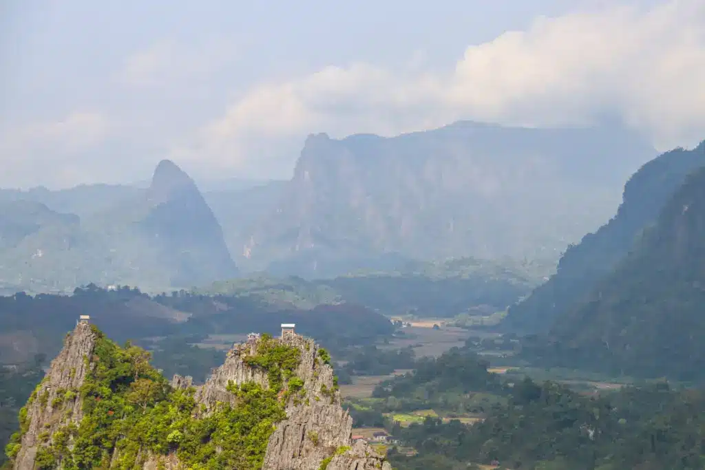Karstberge Tal Nebel Vang Vieng Laos Panorama