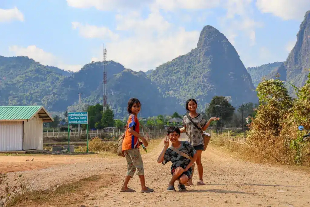Karstberge Reisfeld Kinder Vang Vieng Laos Landschaft