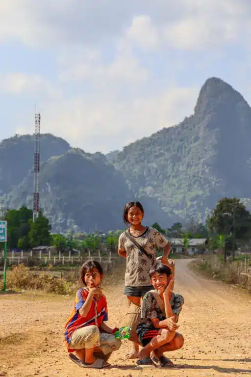 Karstberg Strasse Einheimische Kinder Vang Vieng Laos