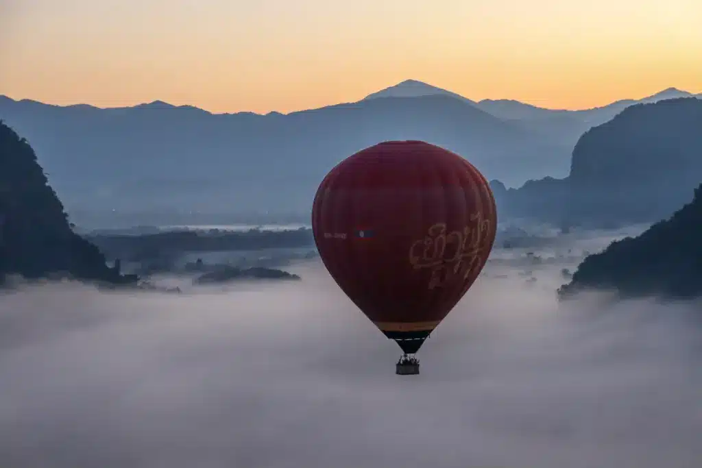 Roter Heissluftballon Sonnenaufgang Karstberg Vang Vieng
