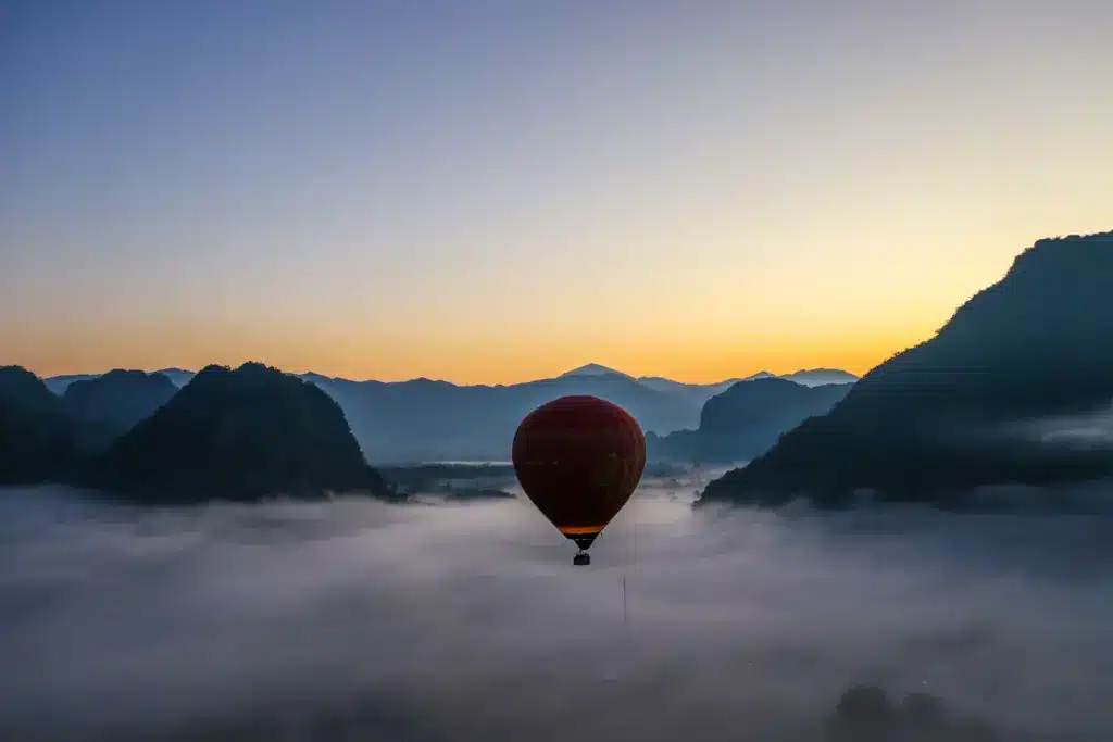 Heissluftballon Sonnenaufgang Karstberge Nebelmeer Vang Vieng
