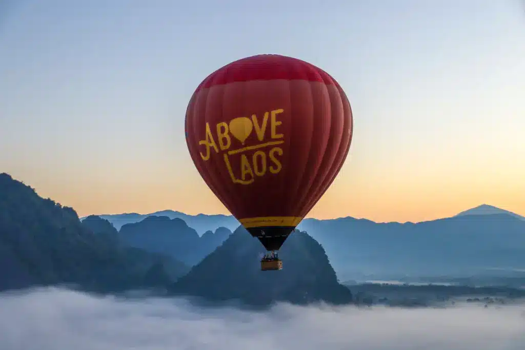 Roter Heissluftballon Abendstimmung Karstberge Vang Vieng