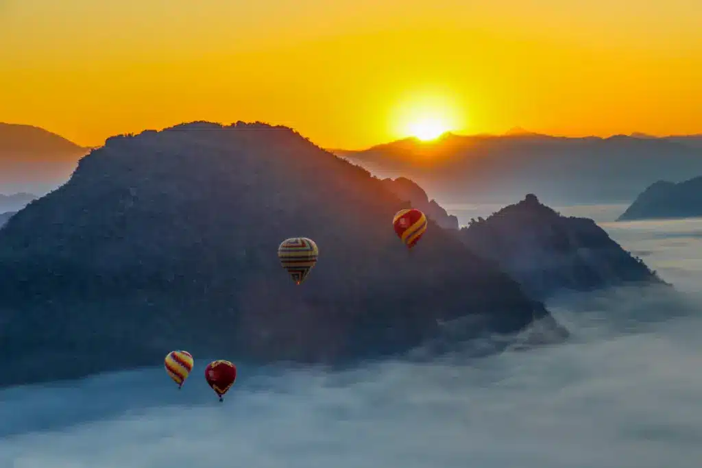Heissluftballons Sonnenaufgang Karstberge Nebel Vang Vieng orange
