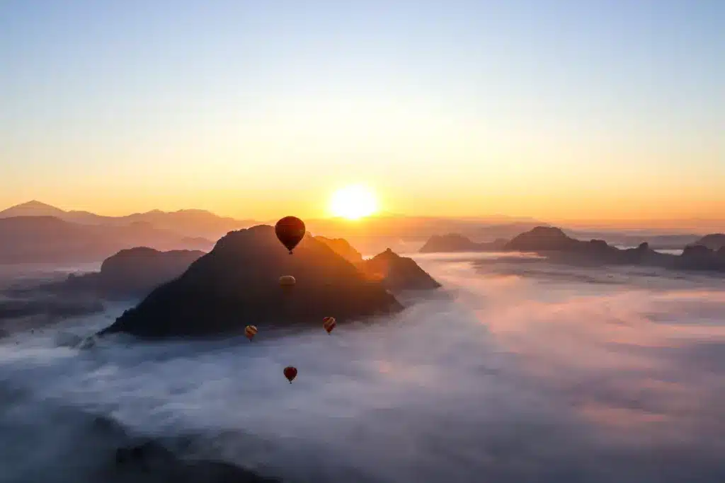 Heissluftballon Nebelmeer Karstberge Sonnenaufgang Vang Vieng