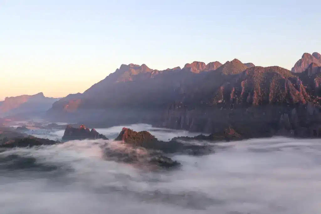 Karstberge Nebel Morgenstimmung Vang Vieng Laos Landschaft