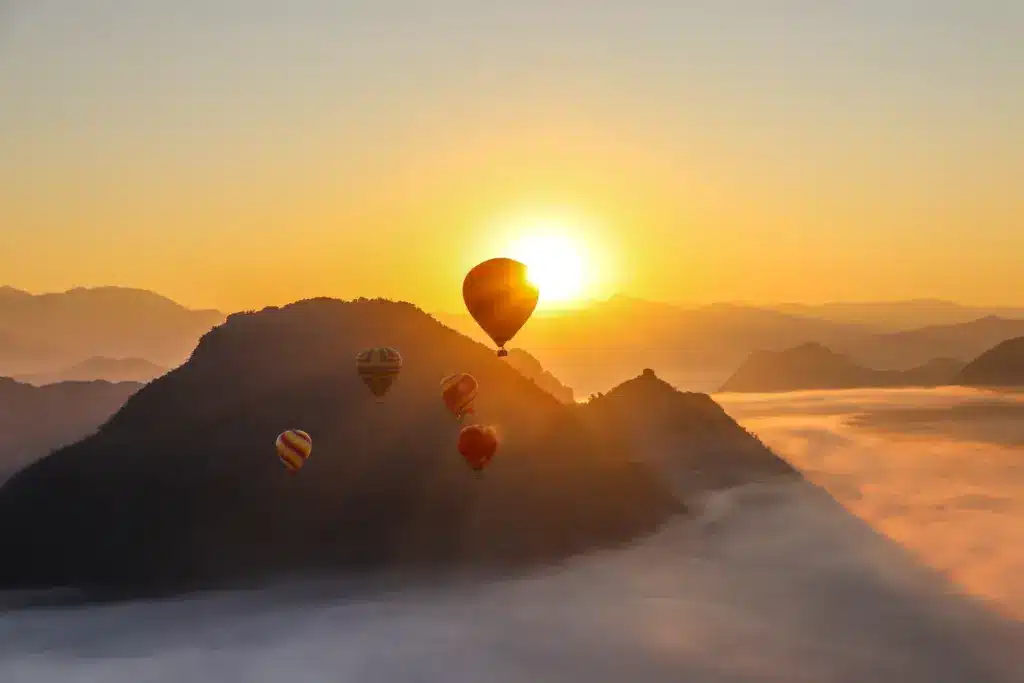 Heissluftballon Karstberge Nebel Sonnenaufgang Vang Vieng