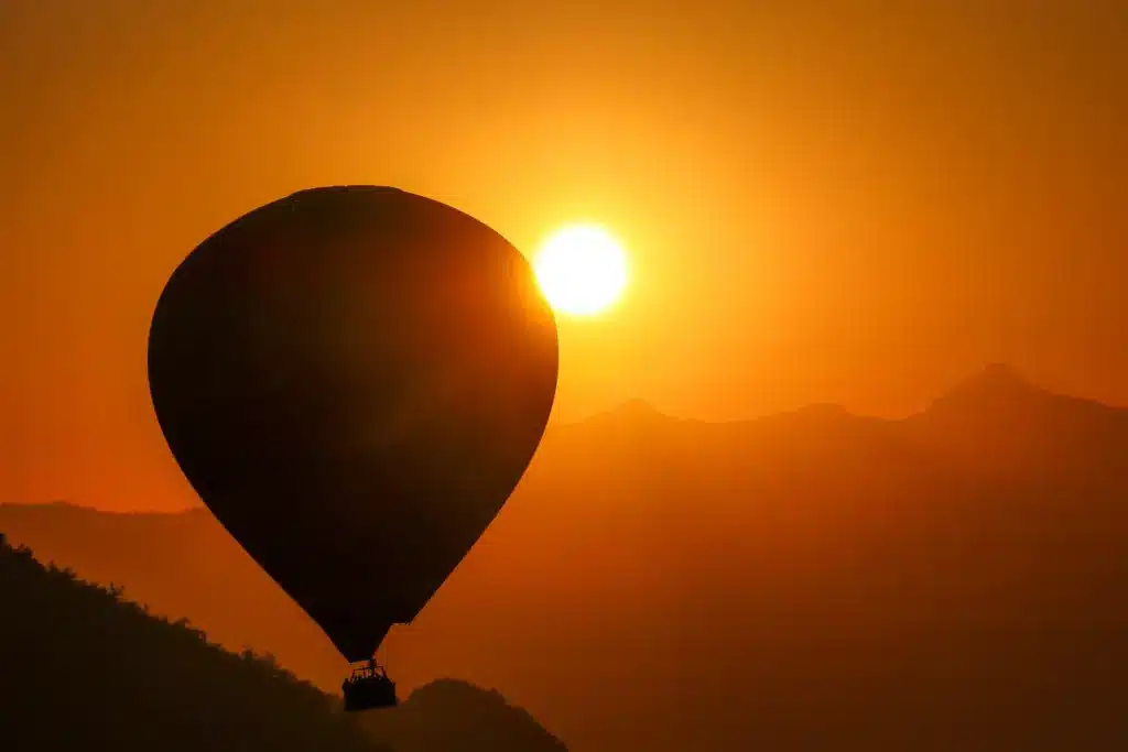 Heissluftballon Silhouette Sonnenaufgang Vang Vieng orange