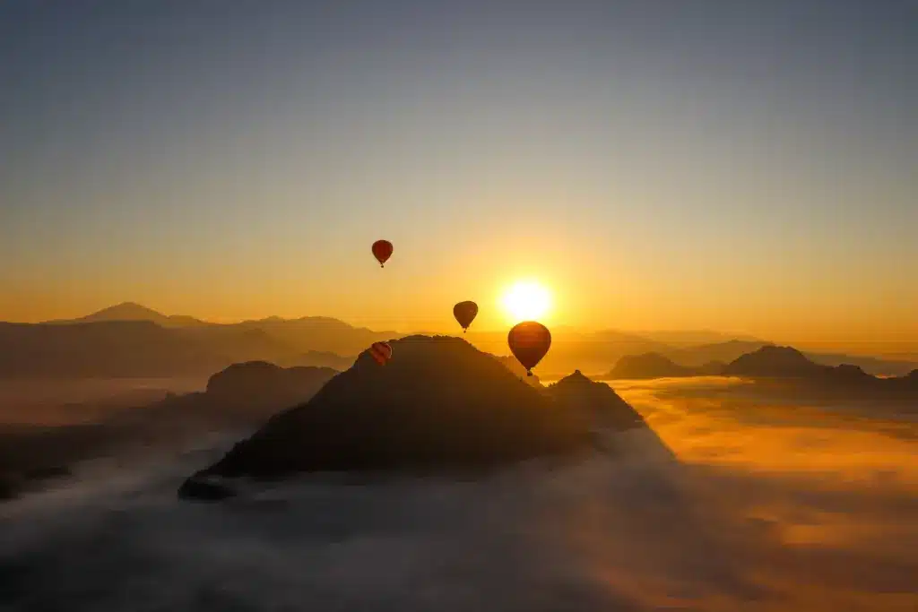 Heissluftballons Sonnenaufgang Karstberge Vang Vieng Nebel