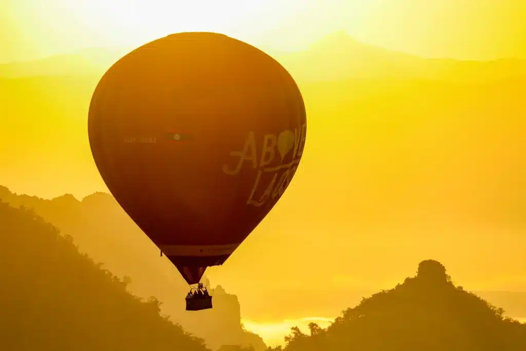 Roter Heissluftballon Sonnenaufgang Vang Vieng Laos