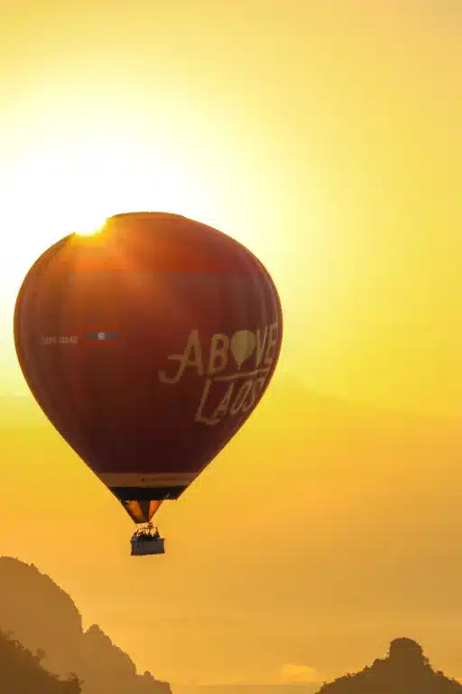 Heissluftballon nah Sonnenaufgang Vang Vieng gelb orange