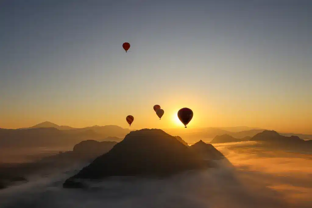 Mehrere Heissluftballons Sonnenaufgang Vang Vieng Laos