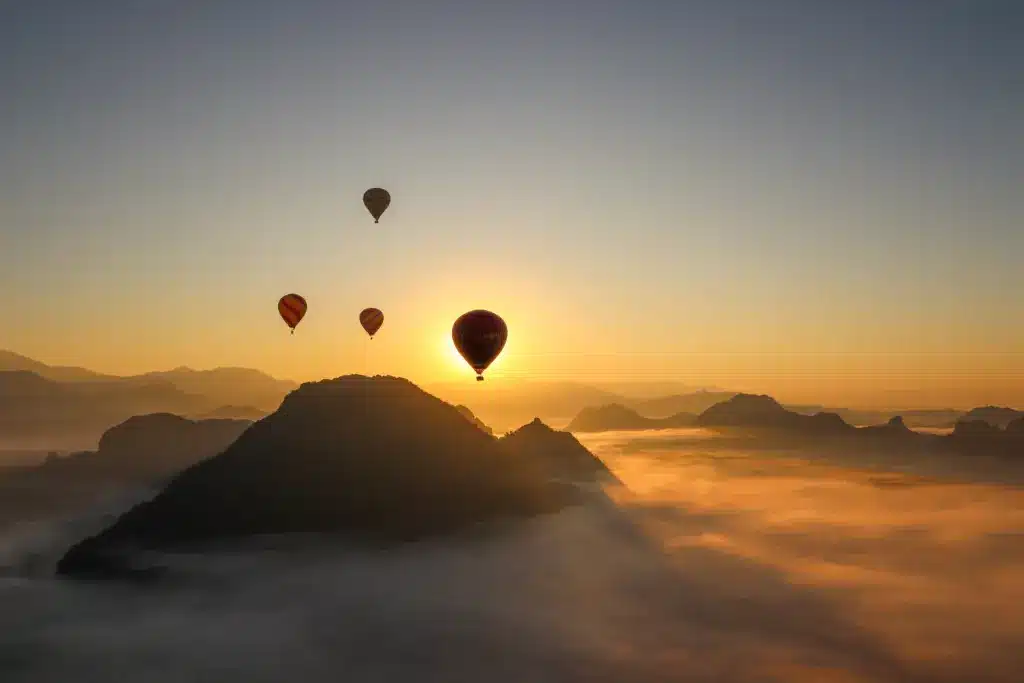 Heissluftballon Fahrt Sonnenaufgang Vang Vieng Laos Nebel