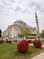 Außenansicht der Süleymaniye-Moschee mit Garten in Istanbul.