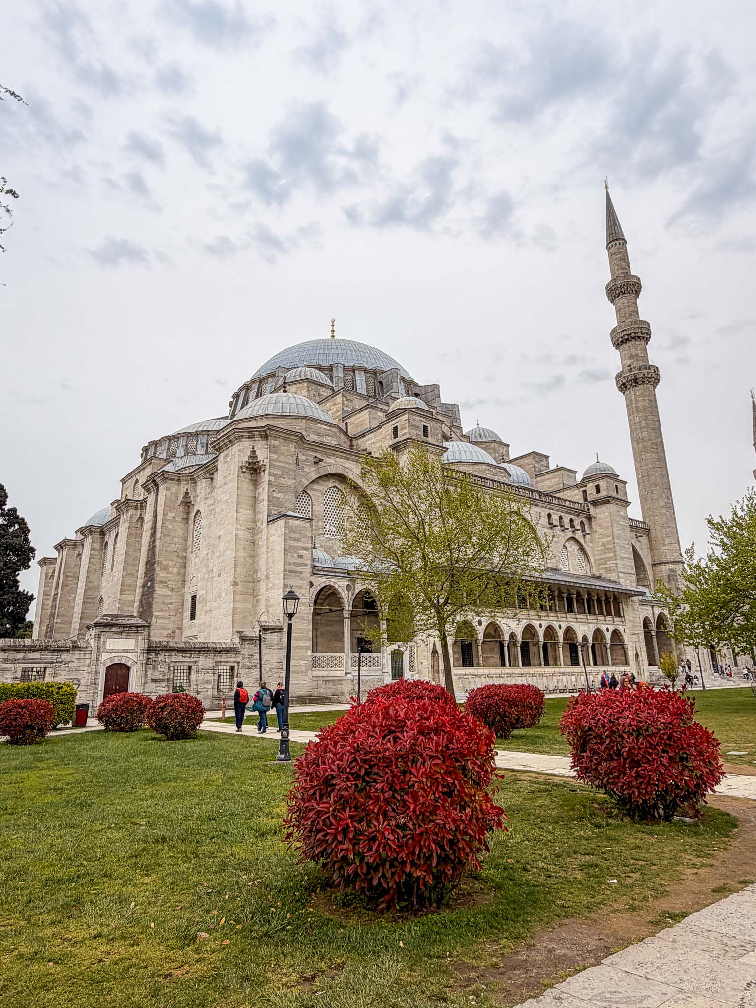 Außenansicht der Süleymaniye-Moschee mit Garten in Istanbul.