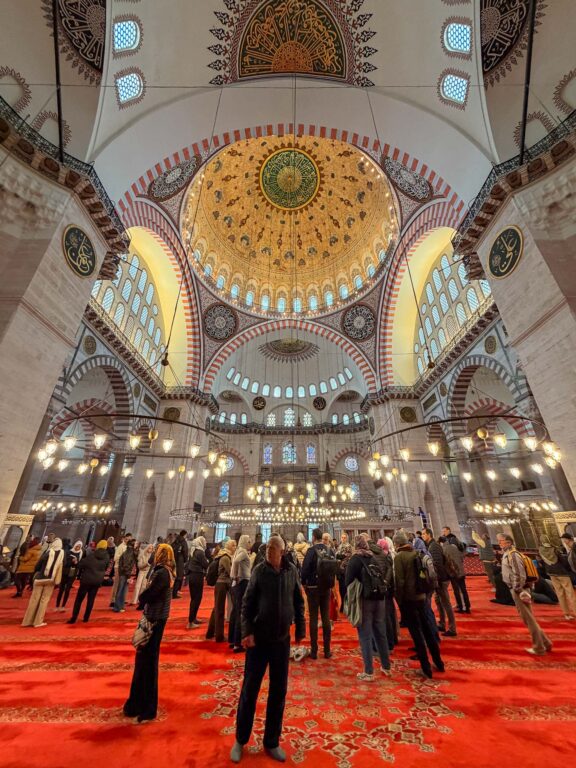 Eindrucksvolle Kuppel und Innenraum der Süleymaniye-Moschee in Istanbul.