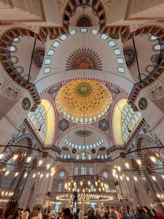 Detailaufnahme der reich verzierten Kuppel der Süleymaniye-Moschee.