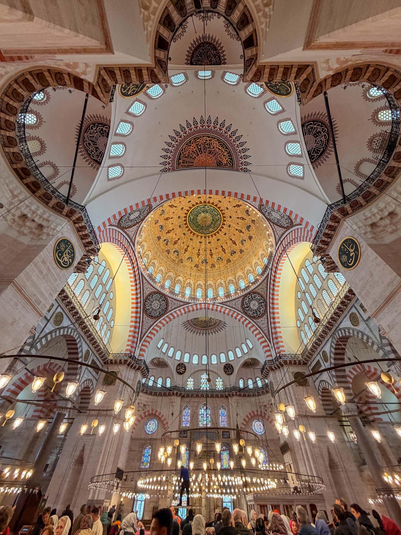 Detailaufnahme der reich verzierten Kuppel der Süleymaniye-Moschee.