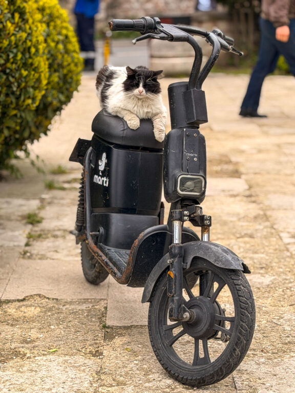 Geparkter Roller in einer kleinen Gasse in Istanbul.
