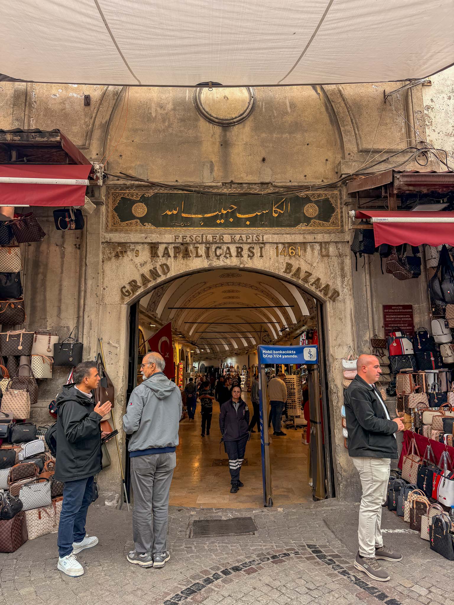 Besucher vor dem Eingang eines historischen Basars in Istanbul.