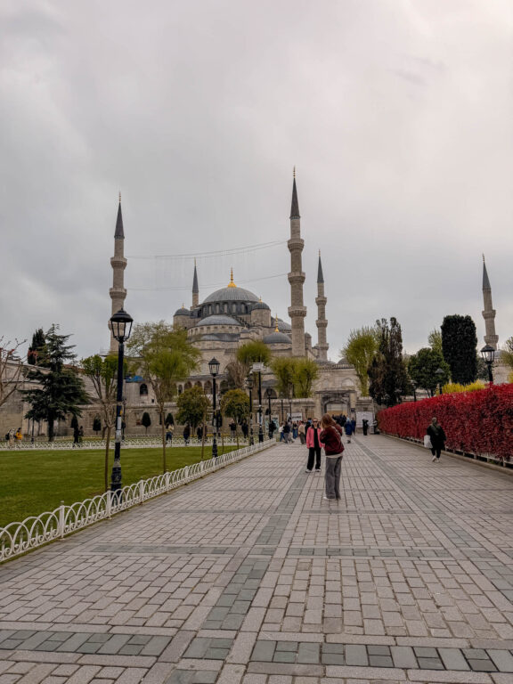 Blick auf die Blaue Moschee bei regnerischem Wetter in Istanbul.