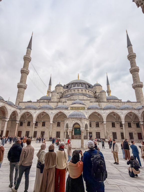 Außenansicht der Sultan-Ahmed-Moschee mit ihren sechs Minaretten.