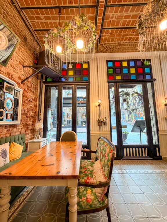 Traditionelles Frühstückslokal in Istanbul mit gemütlicher Einrichtung und Sitzplätzen.