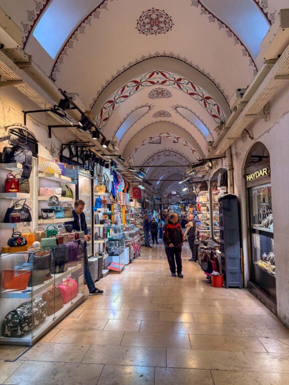 Einkaufspassage mit Geschäften im Großen Basar von Istanbul.