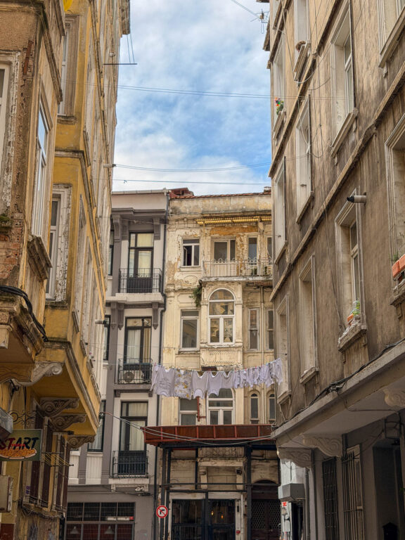 Historische Gebäude in einer Straße von Beyoğlu in Istanbul.