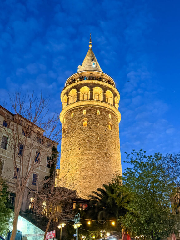 Beleuchteter Galataturm in Istanbul am Abend.