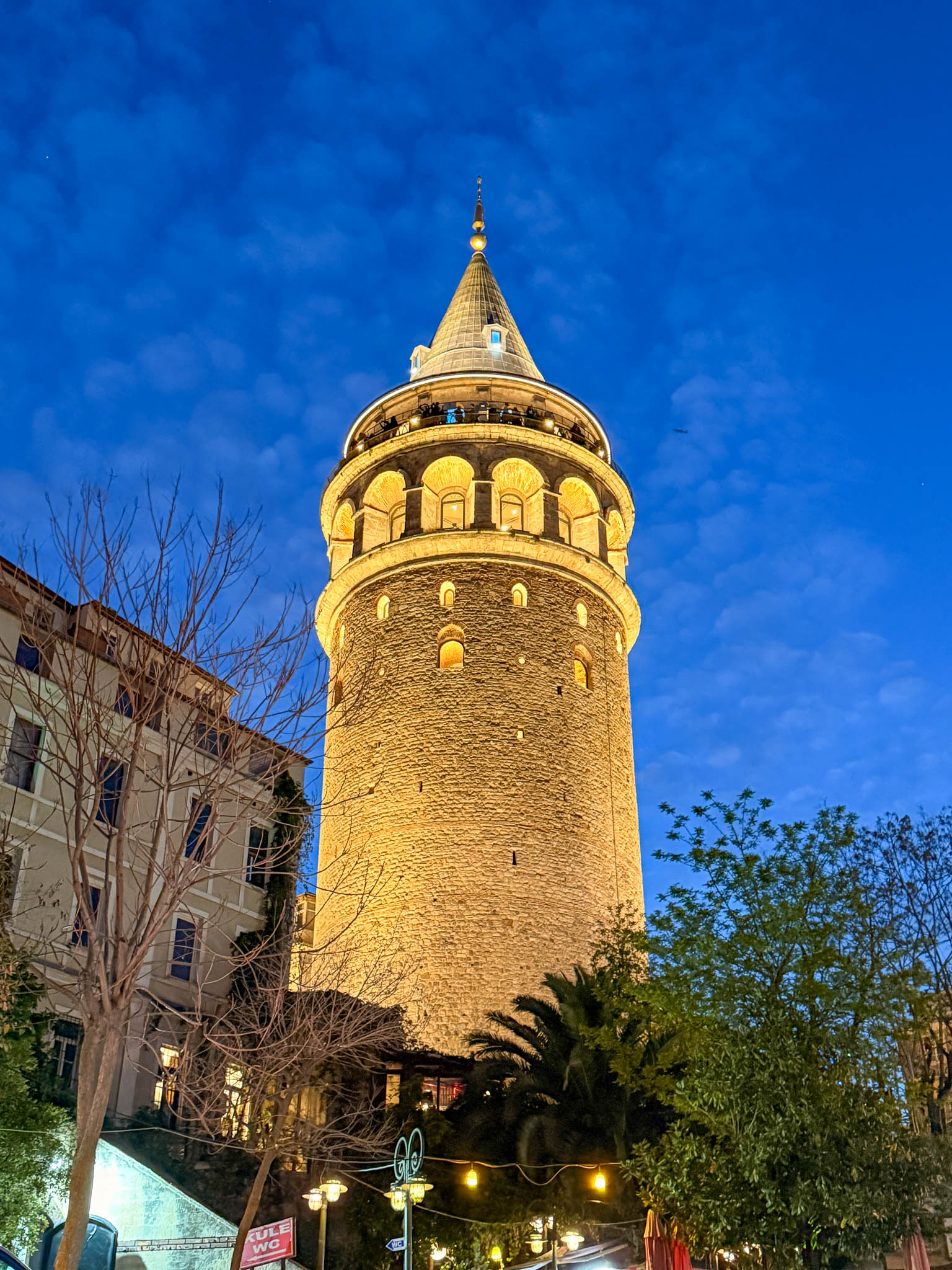 Beleuchteter Galataturm in Istanbul am Abend.