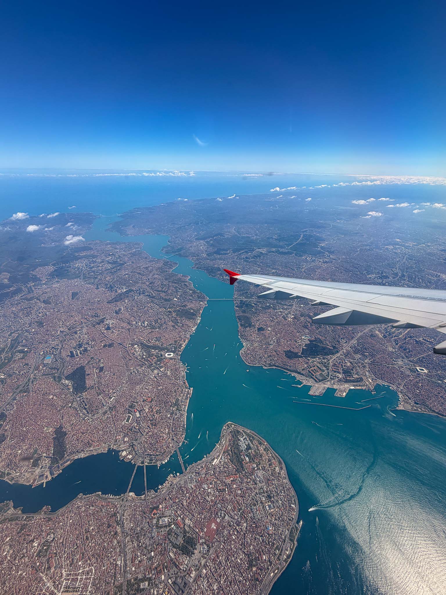 Luftaufnahme der Küste und des Marmarameers beim Anflug auf Istanbul.