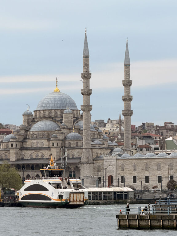 Blick über den Bosporus zur Blauen Moschee in Istanbul.