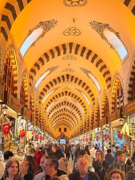 Bunte Gänge im Ägyptischen Basar mit zahlreichen Geschäften in Istanbul.