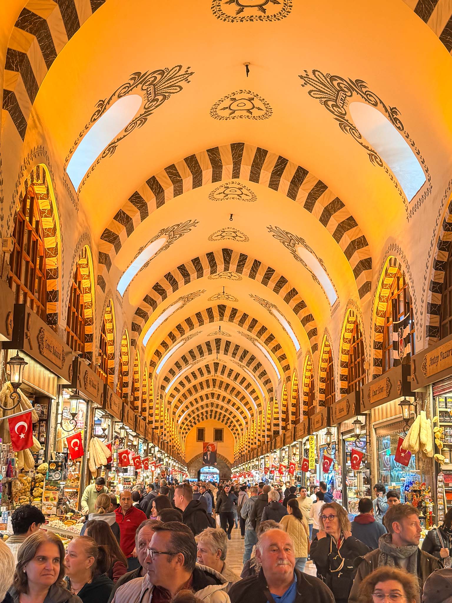 Bunte Gänge im Ägyptischen Basar mit zahlreichen Geschäften in Istanbul.