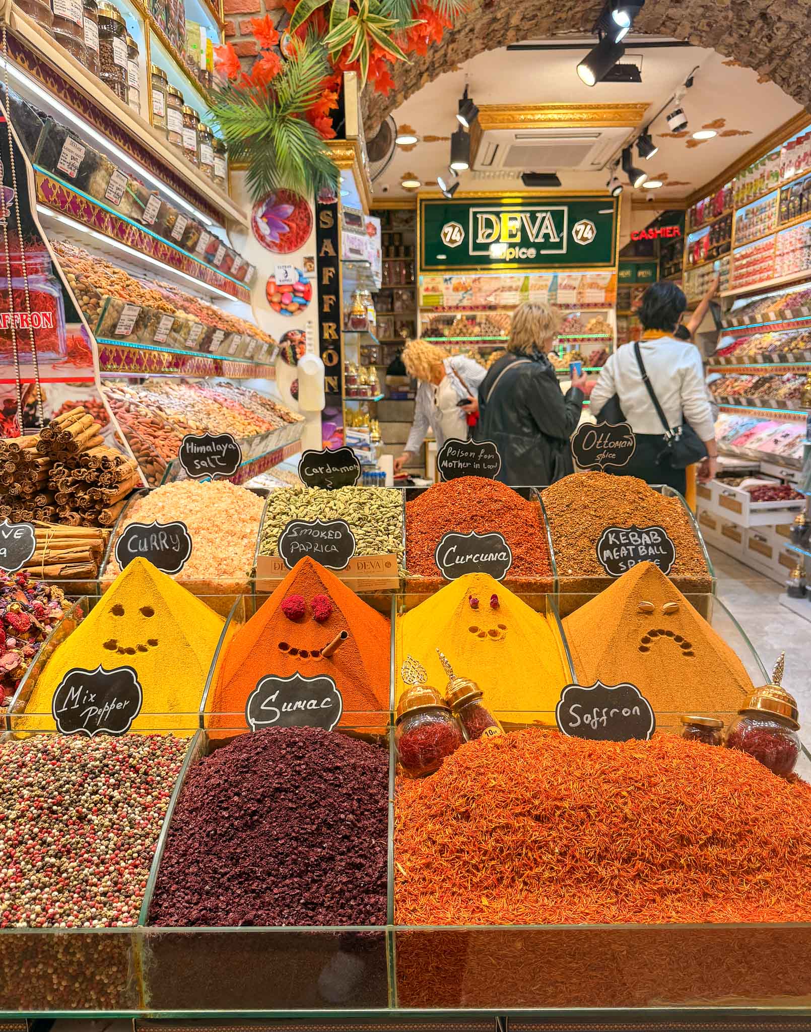 Farbenfroher Gewürzstand im Ägyptischen Basar von Istanbul.
