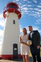 Monika und Claudius vor dem Leuchtturm am Ellenbogen