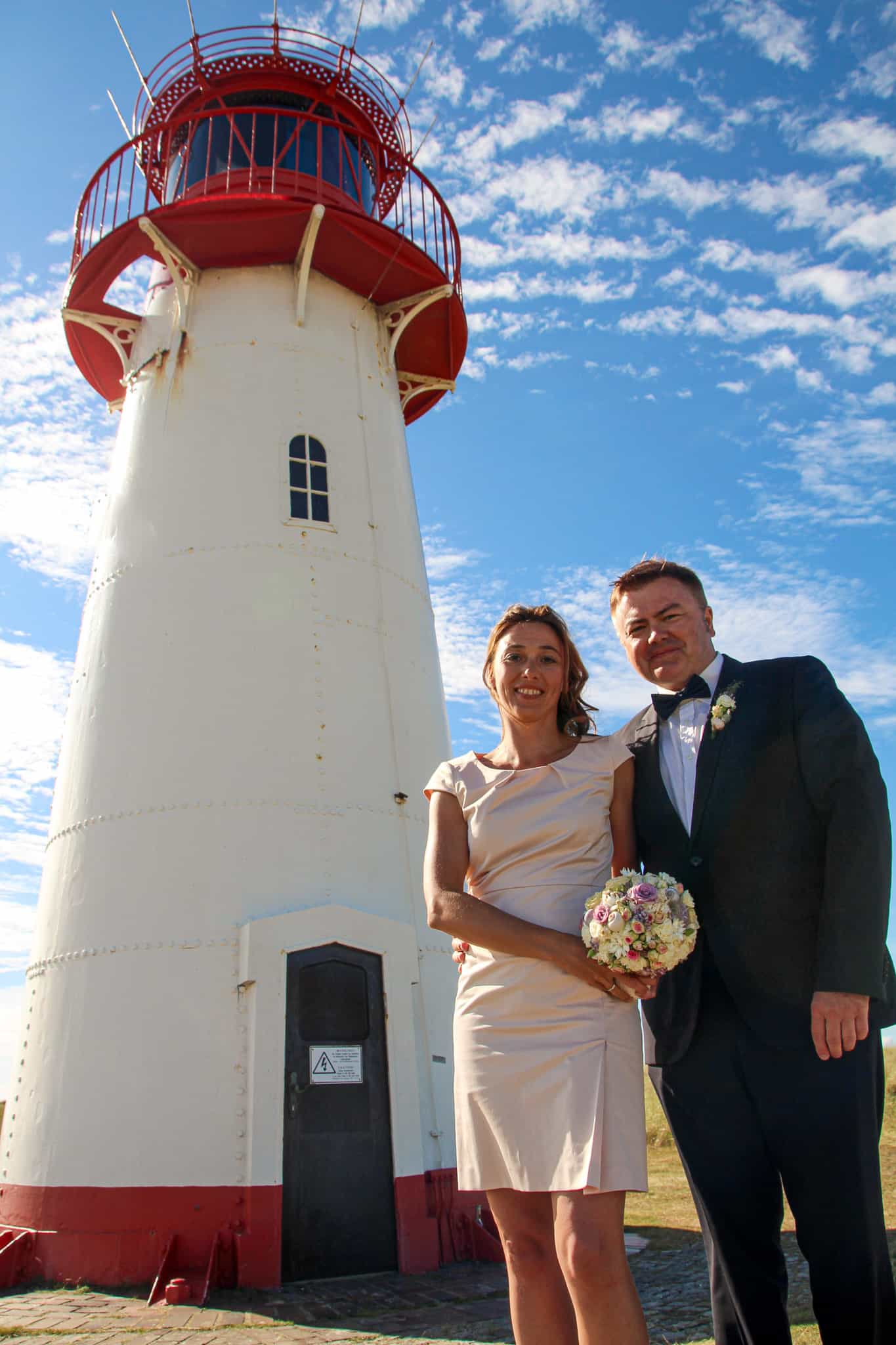 Monika und Claudius vor dem Leuchtturm am Ellenbogen