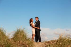 Brautpaar Monika und Claudius vor den Dünen am Ellenbogen auf Sylt