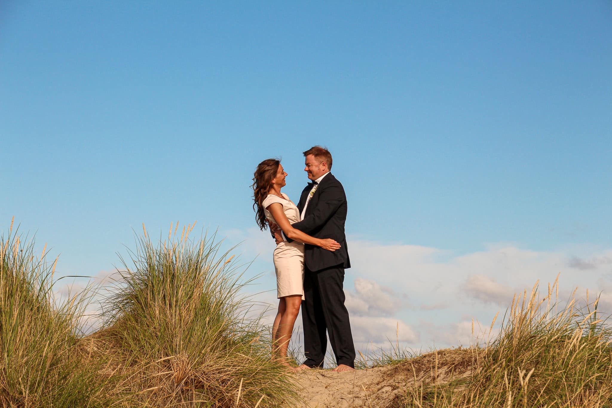 Brautpaar Monika und Claudius vor den Dünen am Ellenbogen auf Sylt