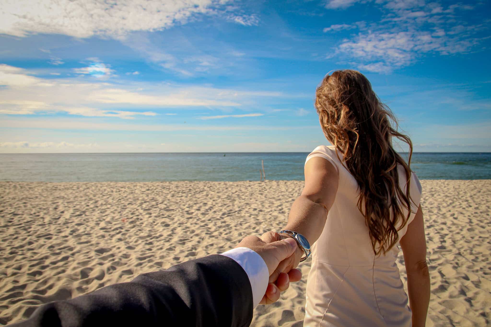 Hand in Hand am Meer